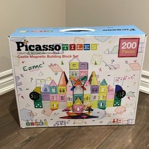 200 pieces Picasso Tiles - Castle